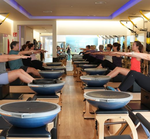 club pilates sant cugat sala llena de personas haciendo pilates