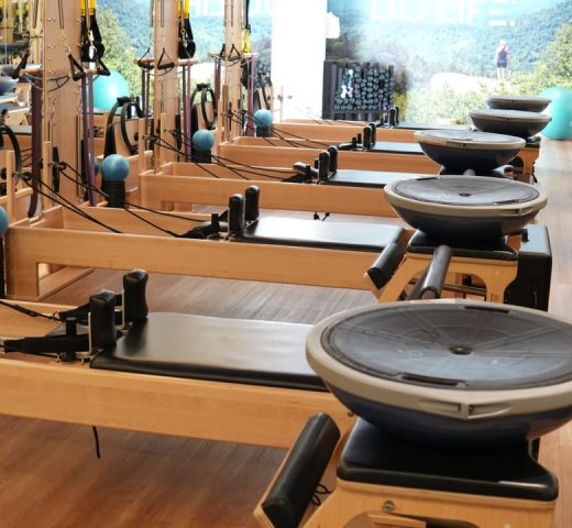 sala de pilates reformer con maquinas